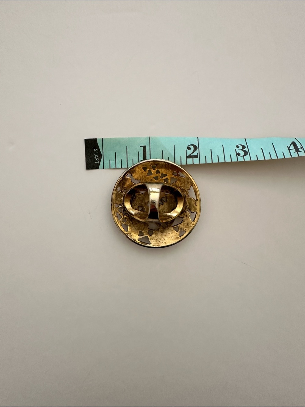Low Luv Gold-Tone Filigree Round Statement Ring - Picture 4 of 4